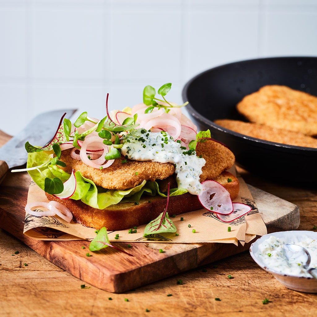 Vegetarische schnitzel op briochebrood met zoetzure sjalotten en tartaarsaus